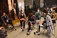 撮影の合間に談笑するメンバー。