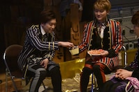 差し入れを食べる（左から）コーイチ、ユーキ。