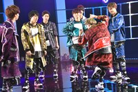 撮影の合間に阿波踊りを踊りだすユーキ（右から2番目）。