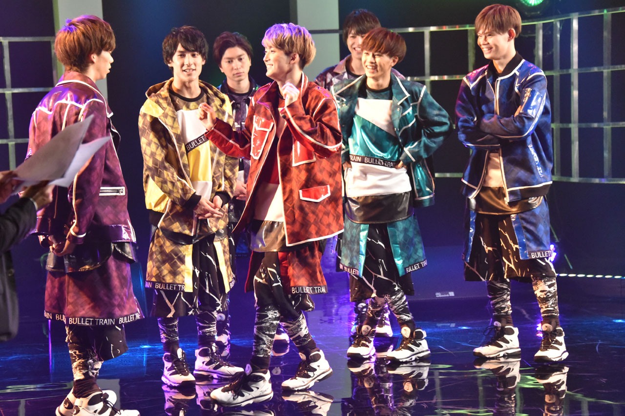 阿波踊りでリョウガ（左）に近付くユーキ（左から4番目）。