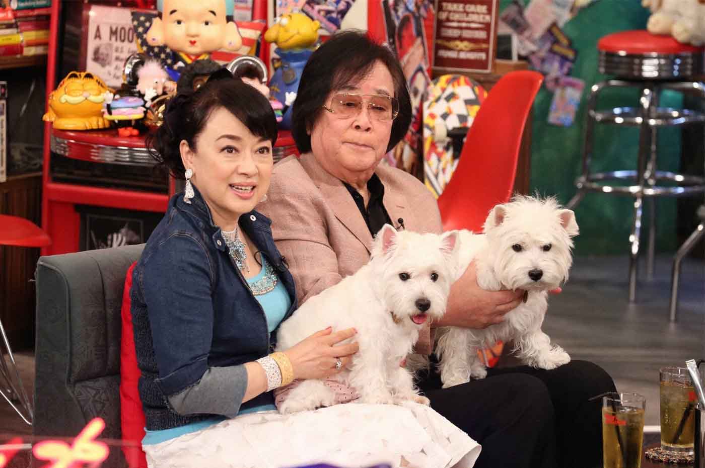 左からジュディ・オング、ジェームス三木。 (c)フジテレビ