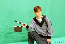 カチンコを持ったカイ。