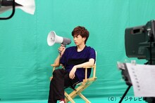 ディレクターに扮したリョウガ。