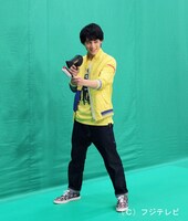 ヘアメイクさんに扮したユースケ。