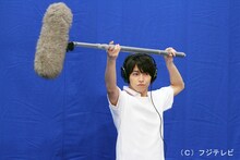 音声さんに扮したタカシ。