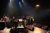 4月8日に東京・赤坂BLITZで行われた「羊毛とおはなの日」の様子。