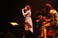 左から南波志帆、市川和則。