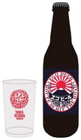 「エゴの家」で発売されるオリジナルラベルビールとグラス。