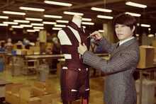 “HOT LIMITスーツ”を裁断する西川貴教。