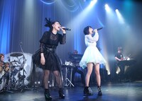 玉置成実と共演する綾野ましろ。（Photo by Junko Yoda）