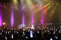 綾野ましろ「One-man Live 2016～growing wing～」東京・日本橋三井ホール公演の様子。（Photo by Junko Yoda）