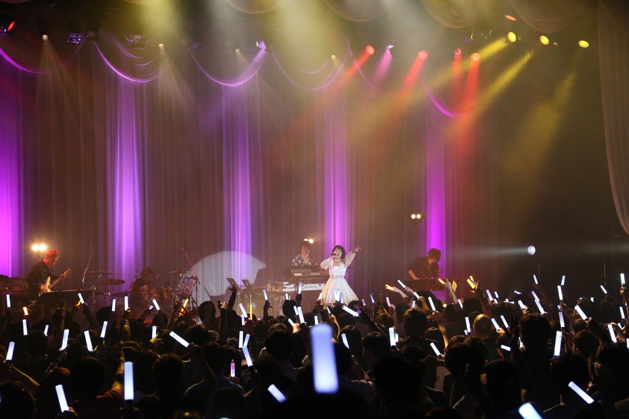 綾野ましろ「One-man Live 2016～growing wing～」東京・日本橋三井ホール公演の様子。（Photo by Junko Yoda）