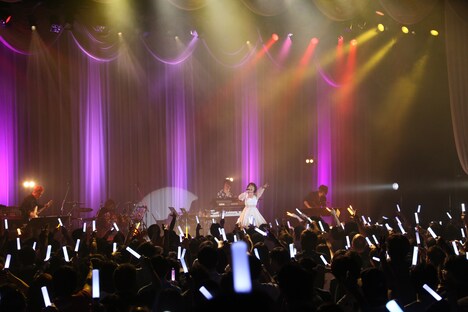 綾野ましろ「One-man Live 2016~growing wing~」東京・日本橋三井ホール公演の様子。(Photo by Junko Yoda)