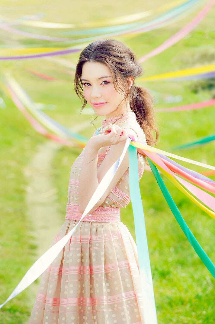 安田レイ、花畑で熱唱する「Message」MV予告編