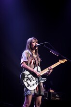 HARUNA（Vo, G）（写真提供：EPICレコードジャパン）