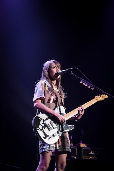 HARUNA（Vo, G）（写真提供：EPICレコードジャパン）