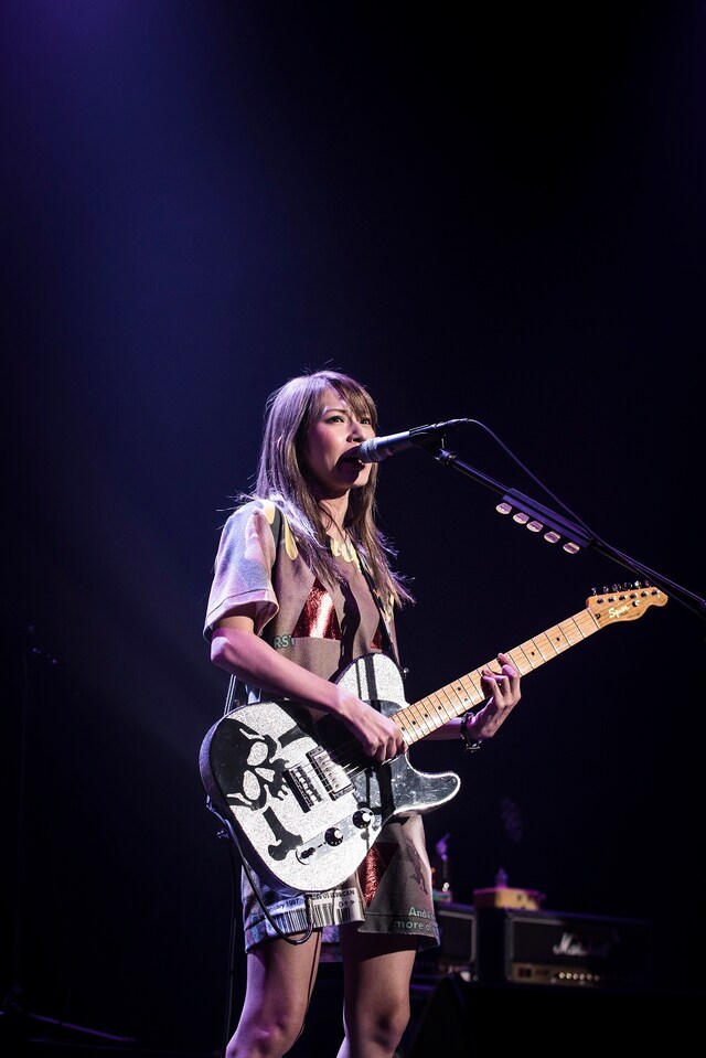 HARUNA（Vo, G）（写真提供：EPICレコードジャパン）