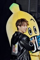 会見場に現れたテレビ東京キャラクターのバナナ社員・ナナナと戯れるNAOTO。