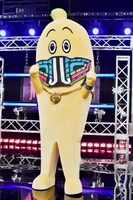 NAOTOと同じマスクとネックレスを付けた“ナイトヒーローナナナ”。