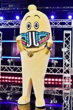 NAOTOと同じマスクとネックレスを付けた“ナイトヒーローナナナ”。