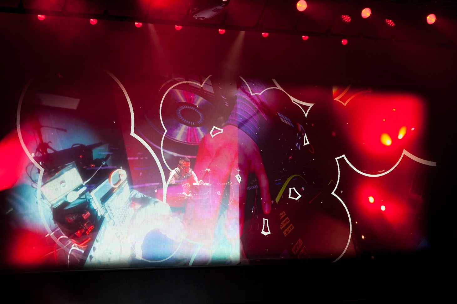 2016年3月に行われた「VRDG+H」でのHEXPIXELS × KEIZO machine!のパフォーマンスの様子。（写真提供：HIP LAND MUSIC）