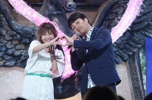 左より宇野実彩子（AAA)、児嶋一哉（アンジャッシュ）。 (c)フジテレビ
