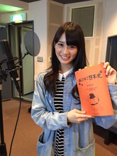 「ねこねこ日本史」の台本を持つ秋本帆華（チームしゃちほこ）。