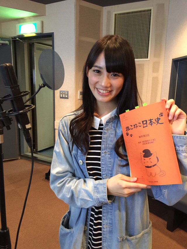 「ねこねこ日本史」の台本を持つ秋本帆華（チームしゃちほこ）。