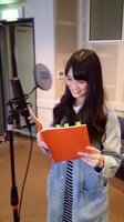 アフレコする秋本帆華。