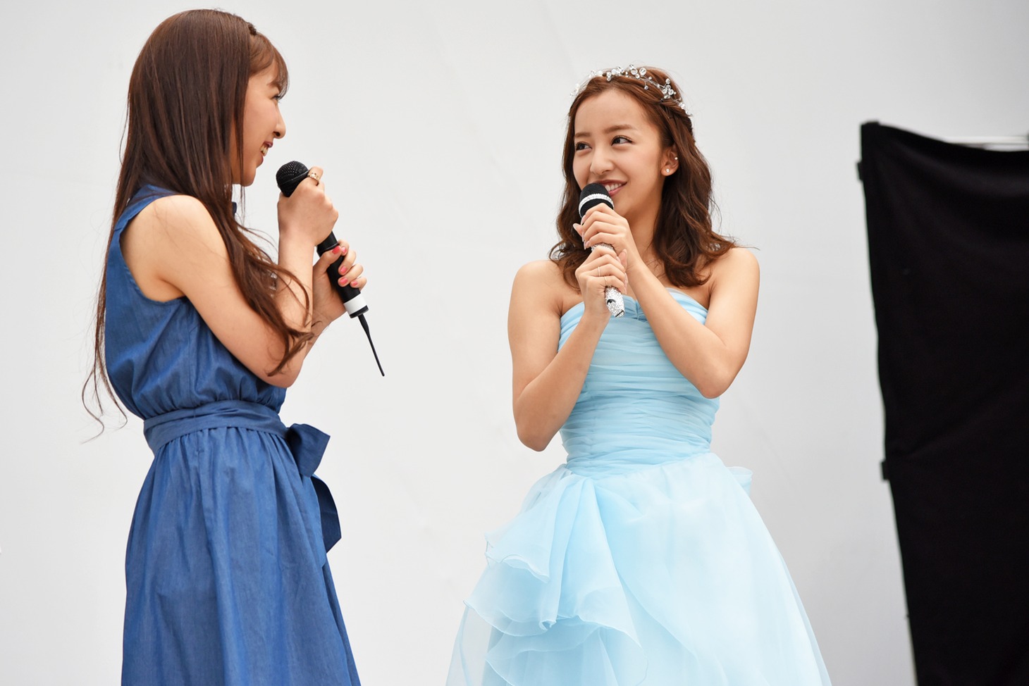 左から板野成美、板野友美。