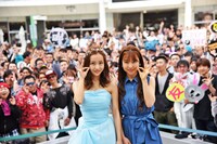 板野友美（姉）、板野成美（妹）。