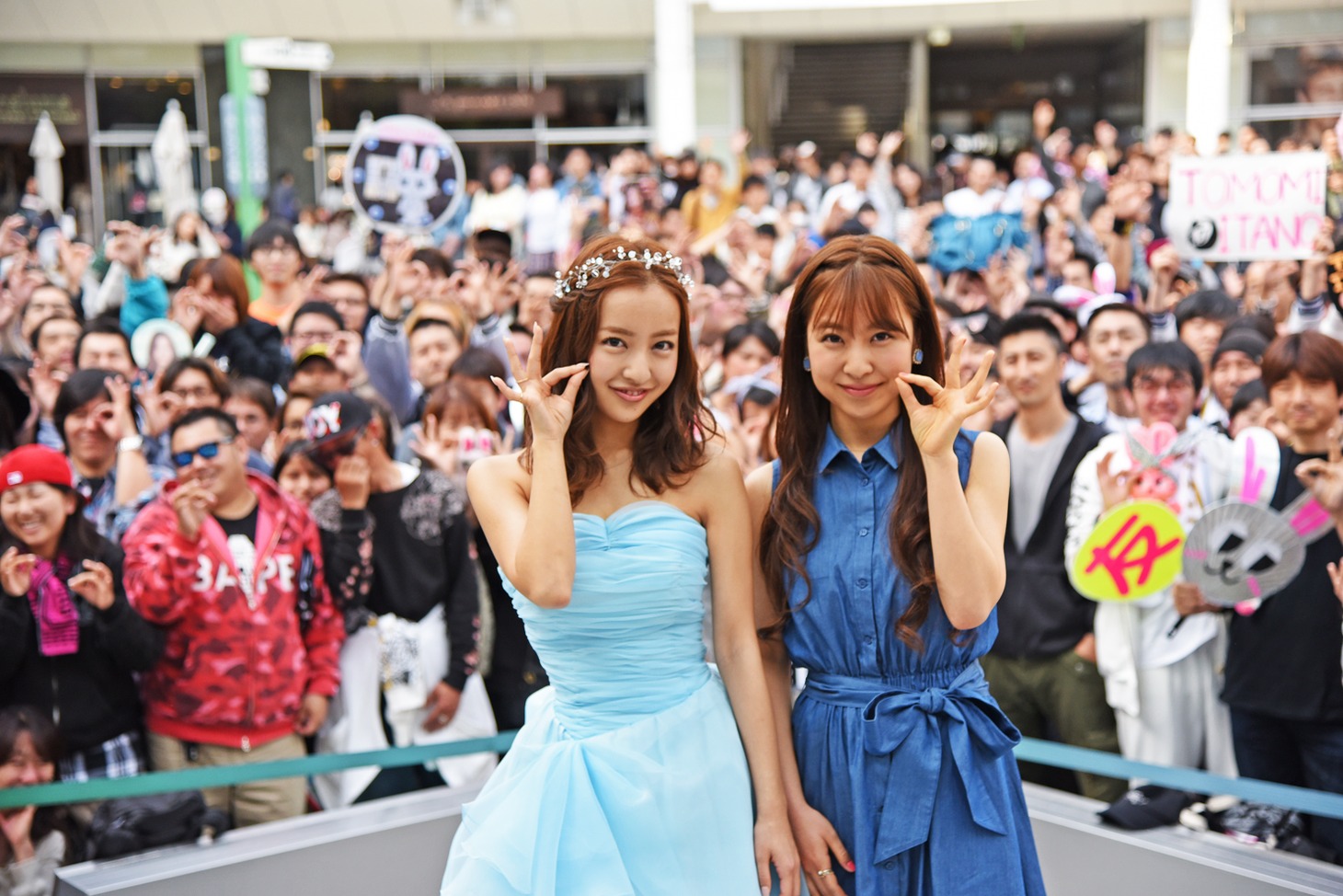 左から板野友美、板野成美。