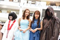 板野友美「HIDE & SEEK」インストアイベントでの集合写真。