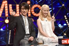 左から及川光博、Ami（Dream, E-girls）。