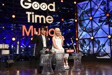 左から及川光博、Ami（Dream, E-girls）。