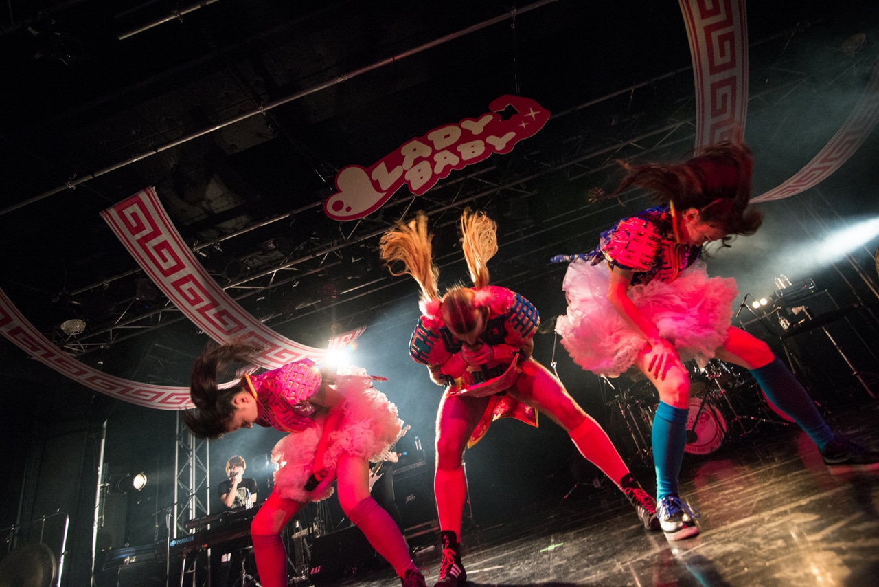 ヘッドバンキングを披露するLADYBABY。（提供：クリアストーン）