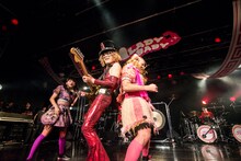 左から黒宮れい、ROLLY、レディビアード。（提供：クリアストーン）