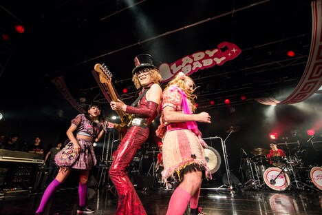 左から黒宮れい、ROLLY、レディビアード。（提供：クリアストーン）