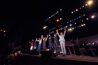 アンコールで挨拶するakkoとバンドメンバーたち。