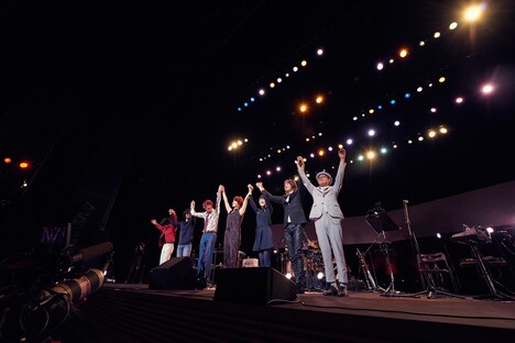 アンコールで挨拶するakkoとバンドメンバーたち。