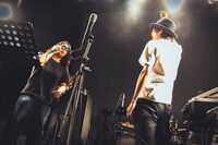 左から曽我部恵一、池永正二（Track、鍵盤ハーモニカ、Per）。