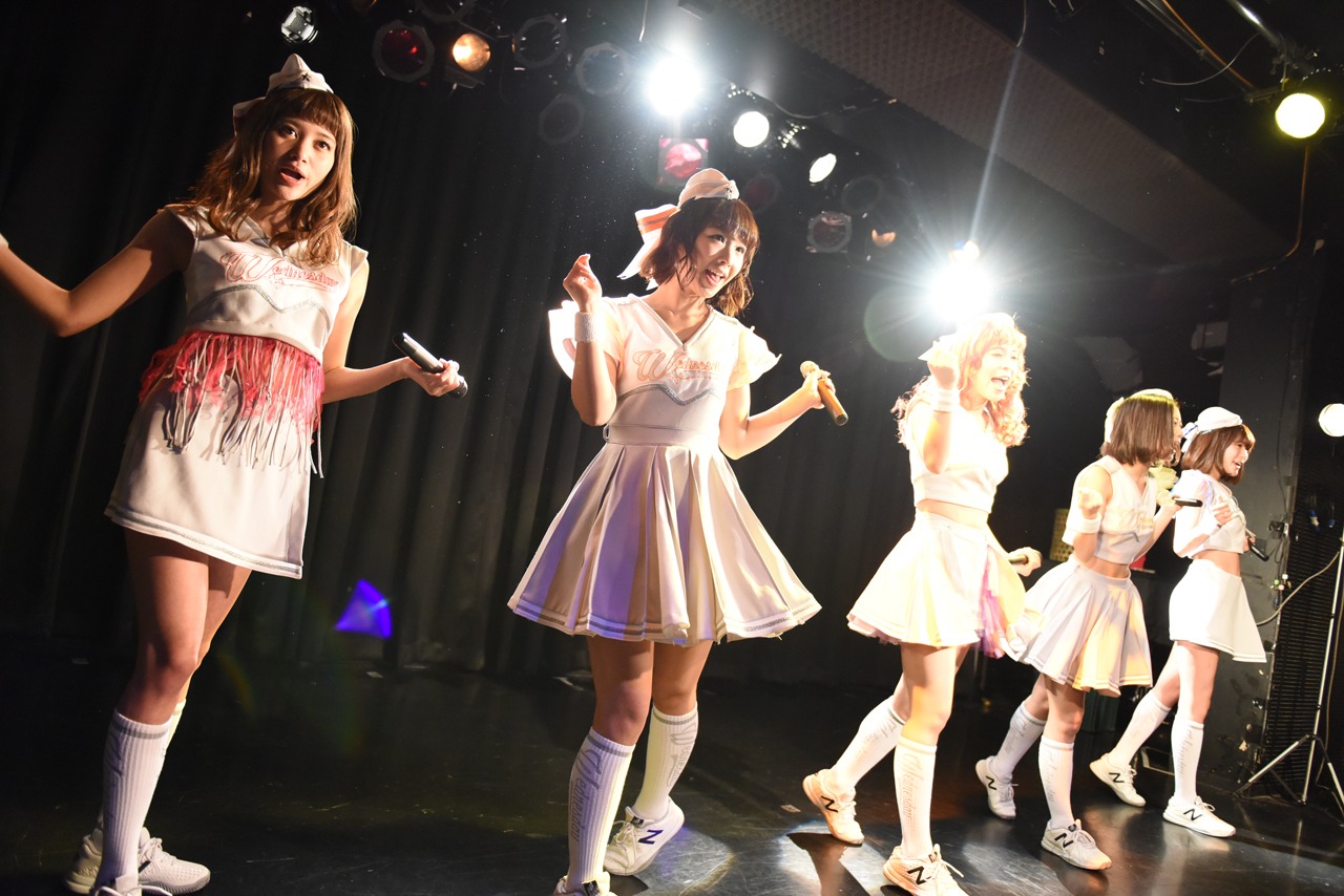PASSPO☆によるライブの様子。