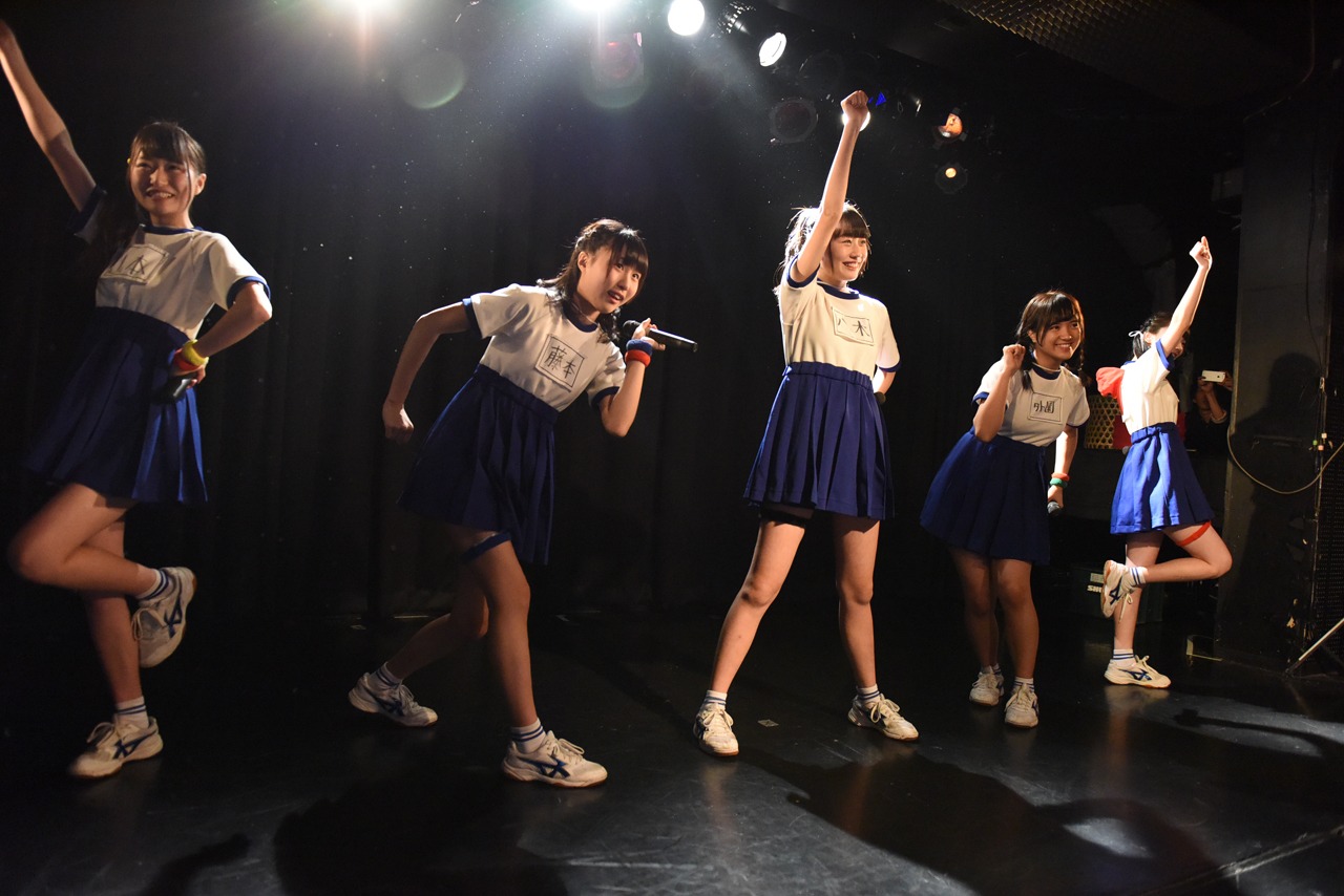 ぷちぱすぽ☆によるライブの様子。