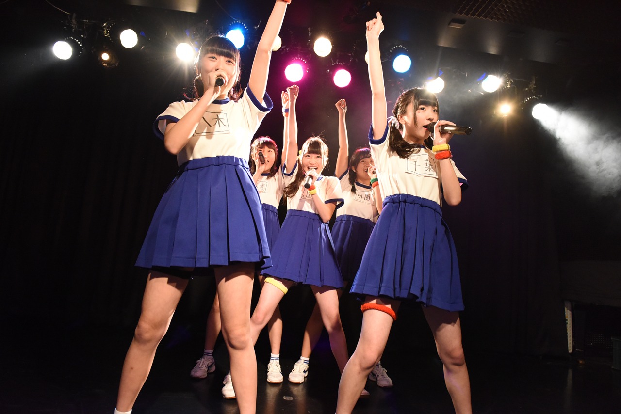 ぷちぱすぽ☆によるライブの様子。