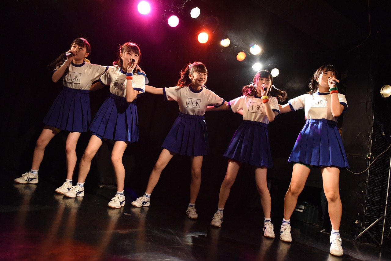 ぷちぱすぽ☆によるライブの様子。