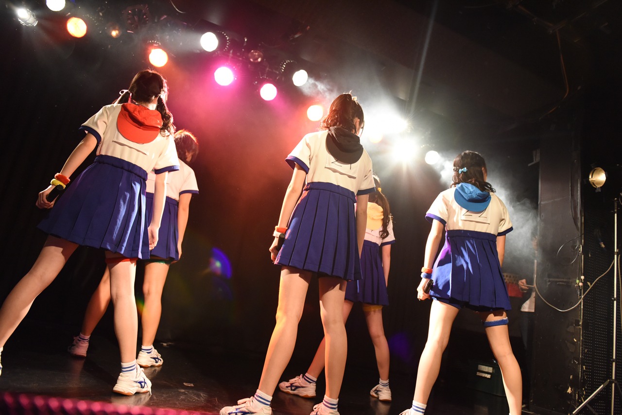 ぷちぱすぽ☆によるライブの様子。