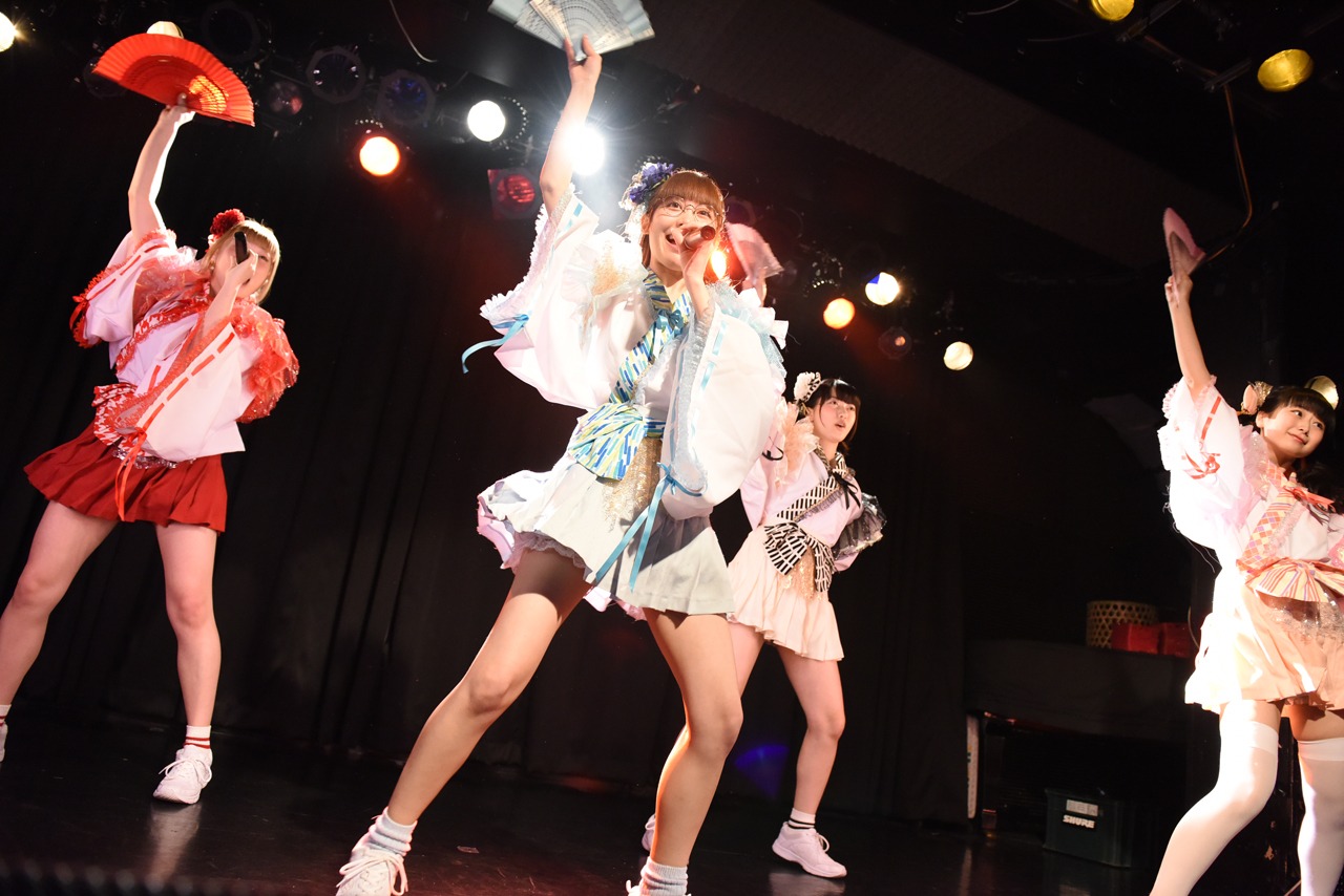 むすびズムによるライブの様子。