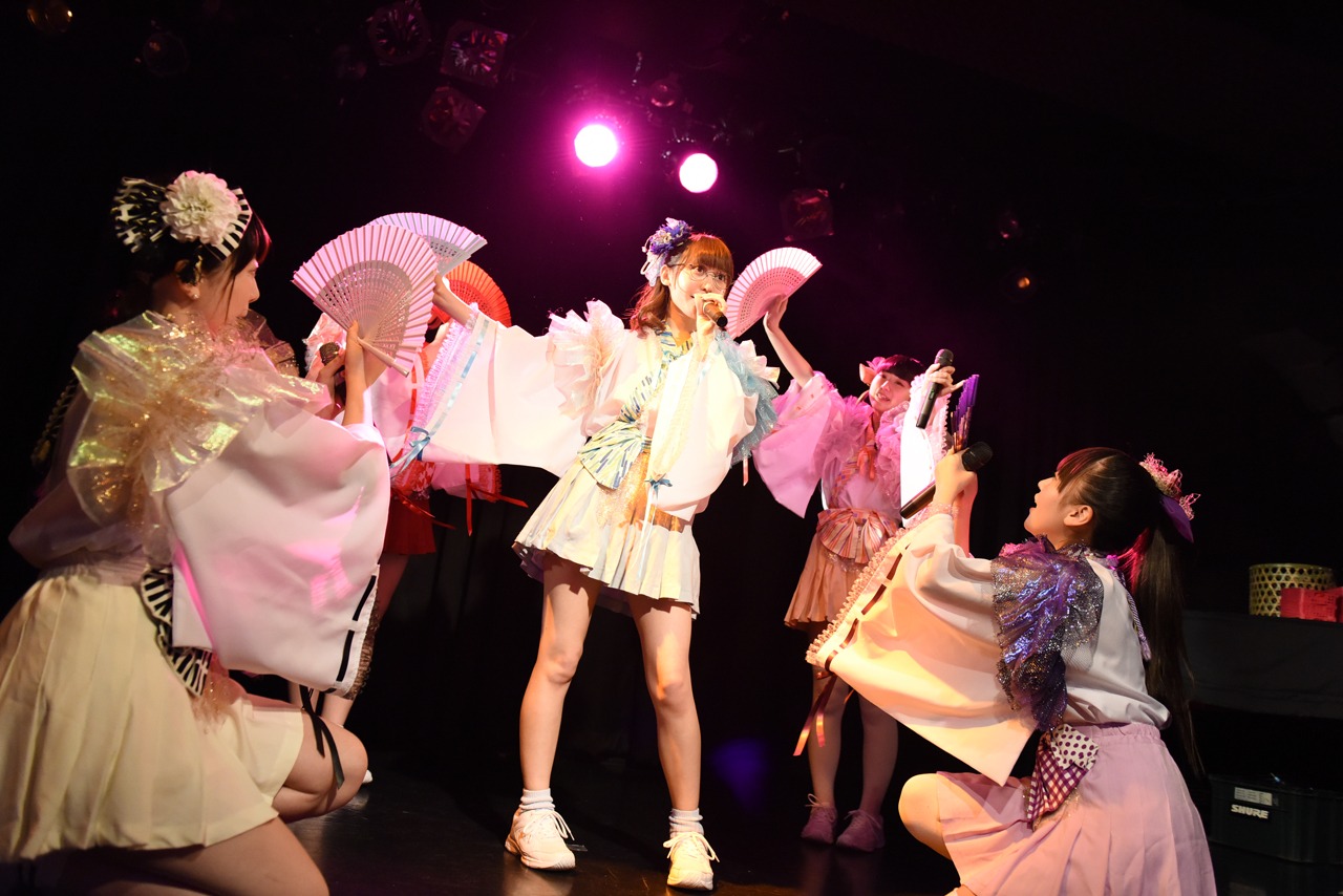 むすびズムによるライブの様子。