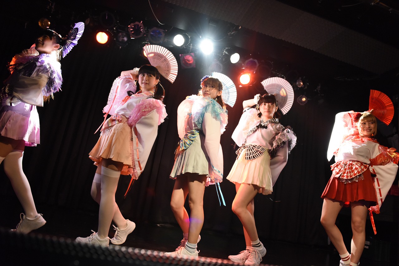 むすびズムによるライブの様子。