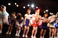 むすびズムによるライブの様子。